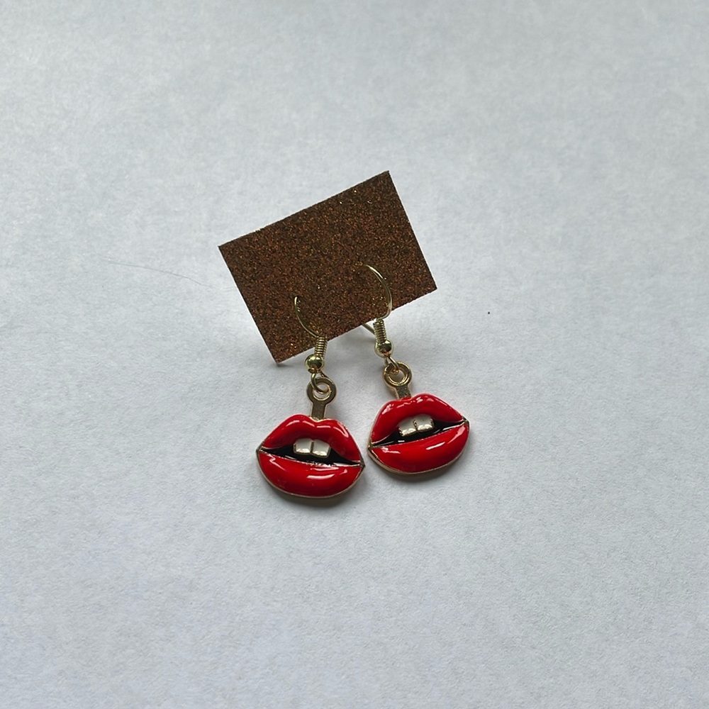 💋 gold lip dangling earrings 💋